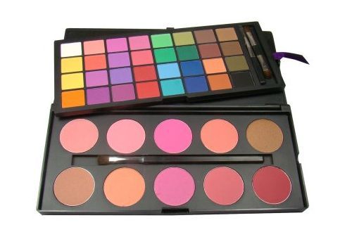 Paleta com 32 Sombras Matte tamanho grande + 10 Blushes.