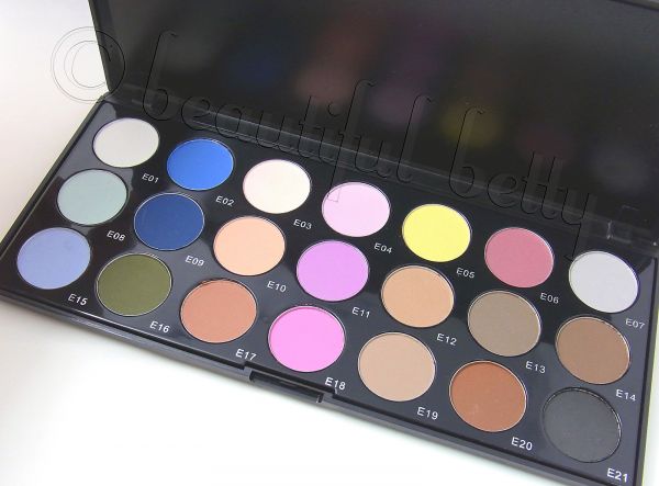 Paleta com 21 sombras.